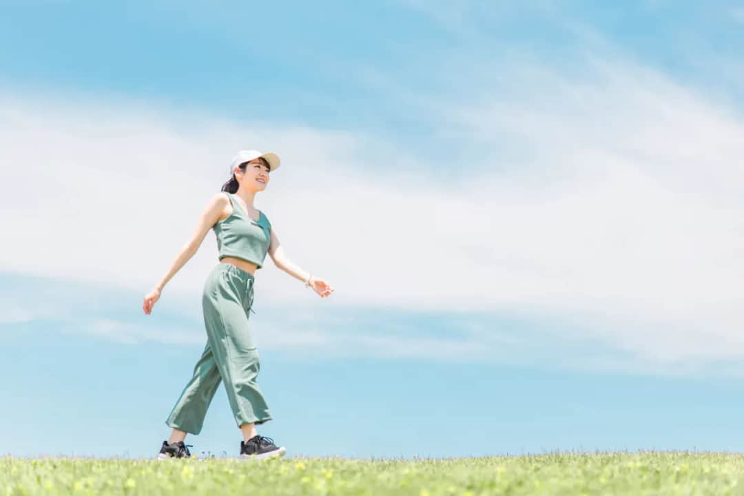 Ile kalorii spala spacer? Zobacz, jak skutecznie schudnąć