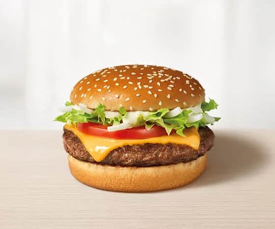 Ile kcal ma McRoyal? Poznaj wartość energetyczną burgera