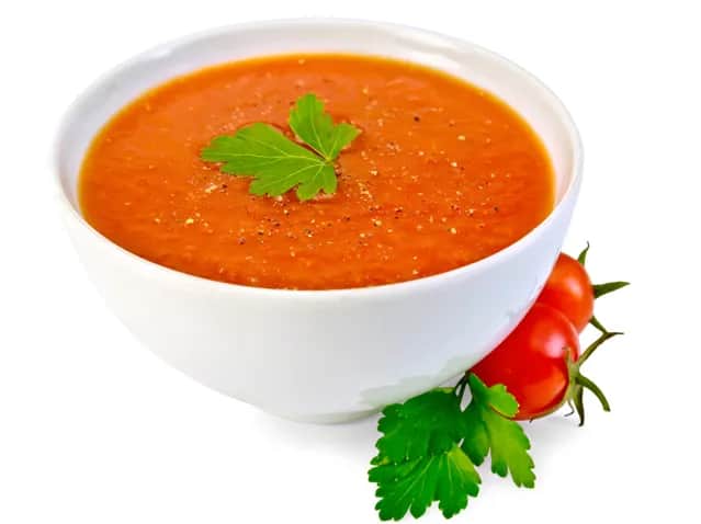 Ile kalorii ma zupa pomidorowa? Poznaj prawdę o wartościach