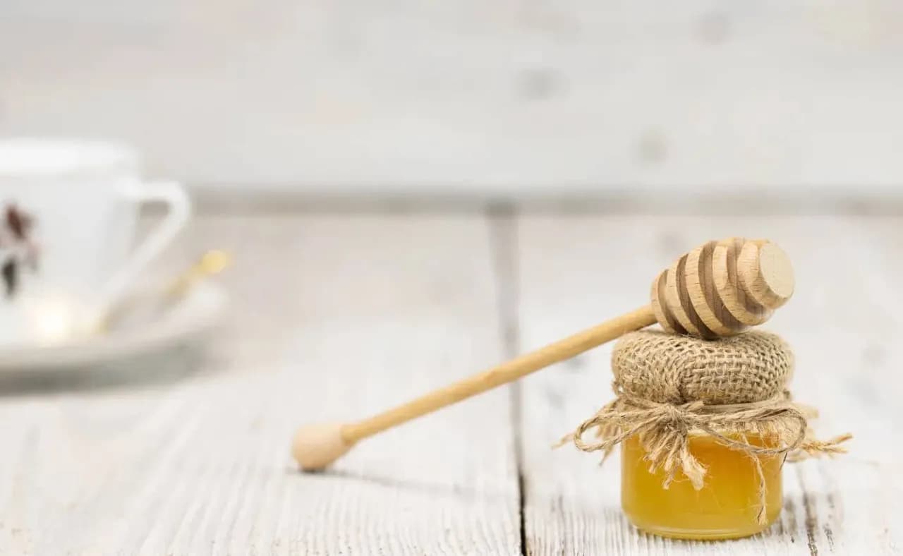 Ile kalorii ma łyżeczka miodu? Zaskakujące różnice w wartościach!