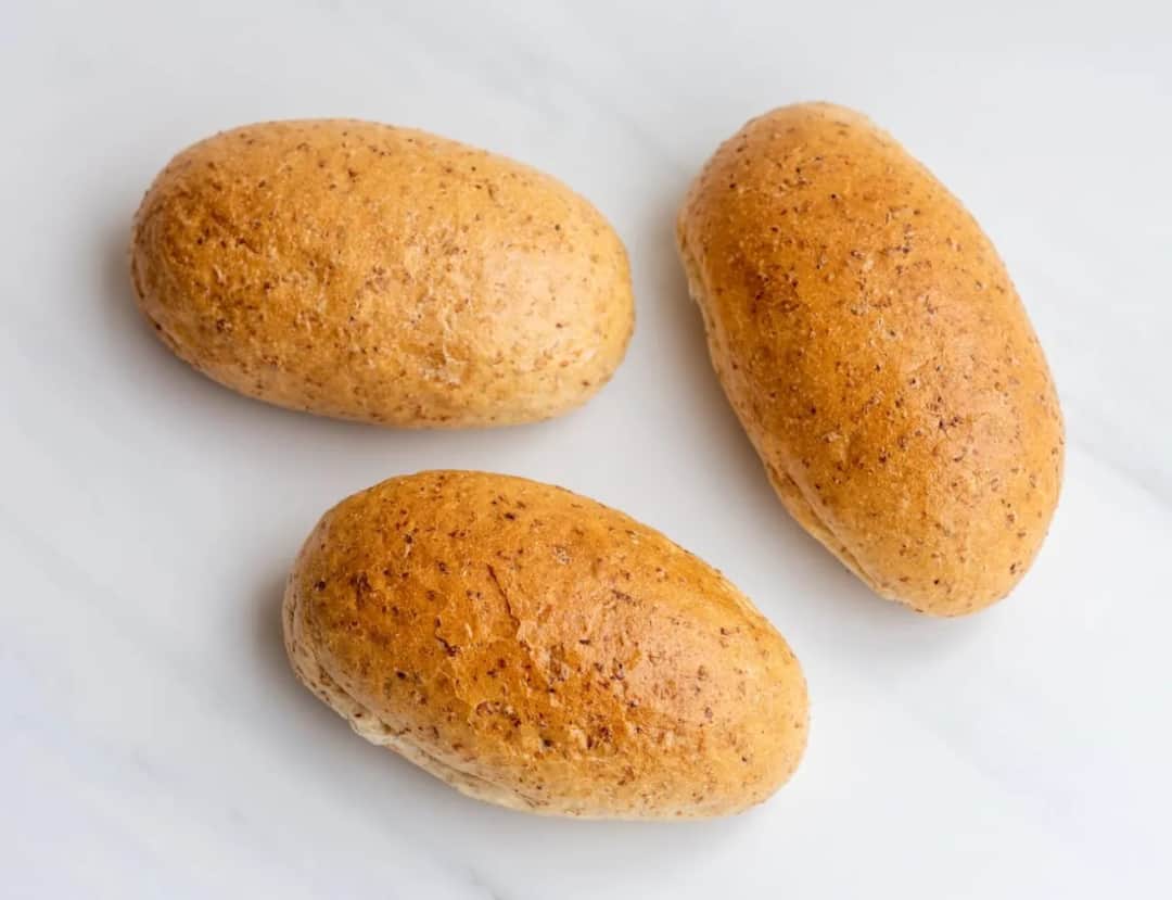 Ile kcal ma grahamka? Poznaj wartość kaloryczną bułki graham