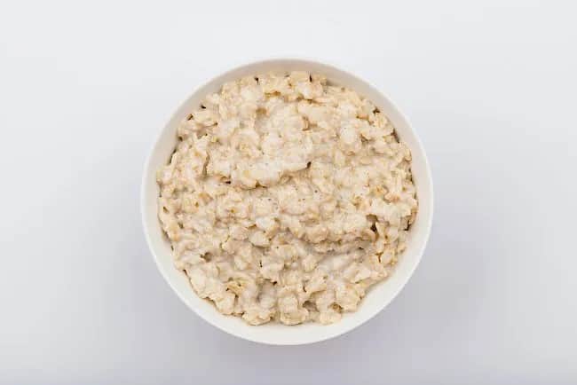 Ile kcal ma owsianka na mleku? Sprawdź dokładne obliczenia