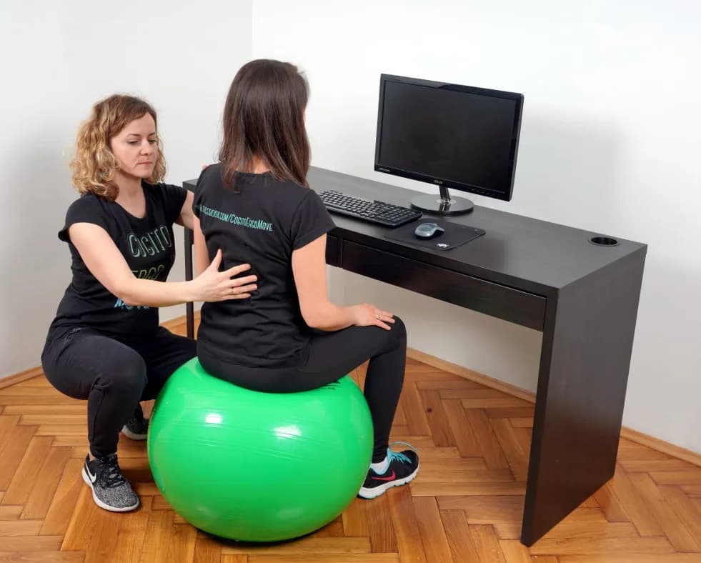 Czy siedzenie na piłce jest zdrowe? Odkryj zalety i wady tej metody