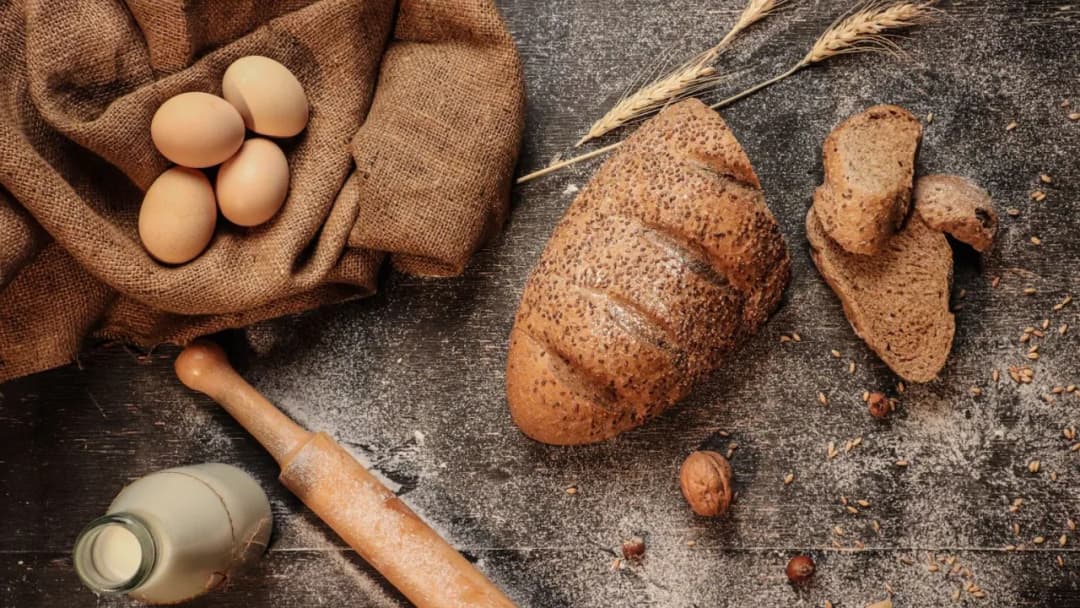 Ile kcal ma bułka? Poznaj kaloryczność różnych rodzajów pieczywa