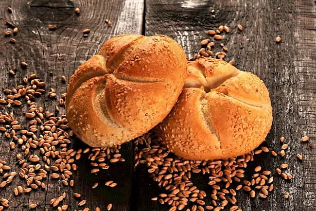 Ile kcal ma kajzerka? Poznaj wartość odżywczą popularnej bułki