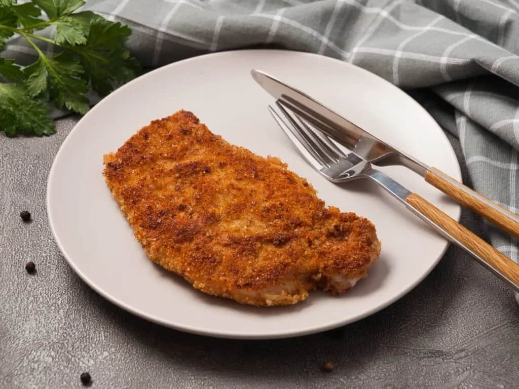 Ile kcal ma schabowy? Zaskakująca kaloryczność polskiego dania