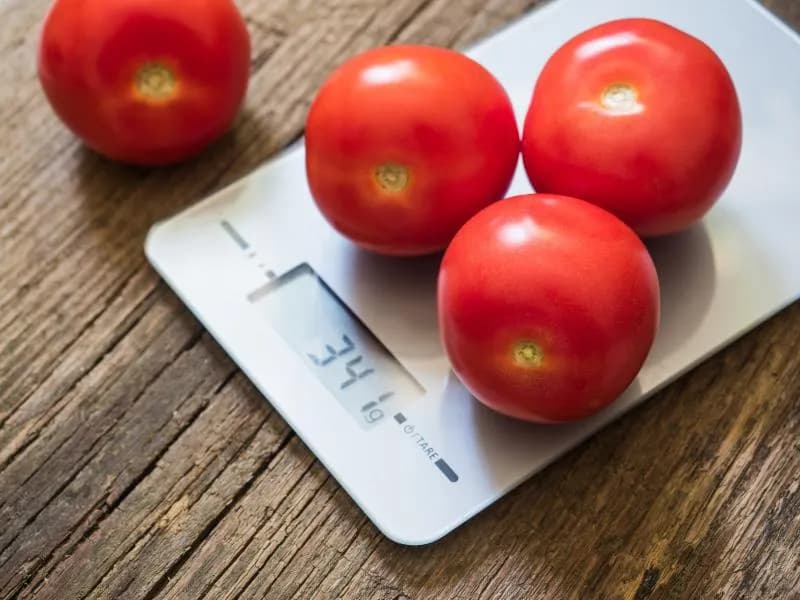 Ile kcal ma pomidor? Poznaj wartość kaloryczną różnych odmian